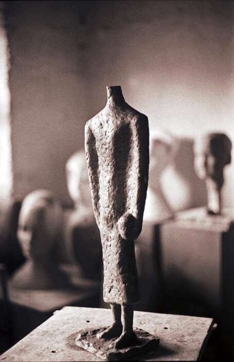 Statuette mit langem Gewand mit Kopf in der Hand, ~ 1962 - Foto: Camillo Fischer